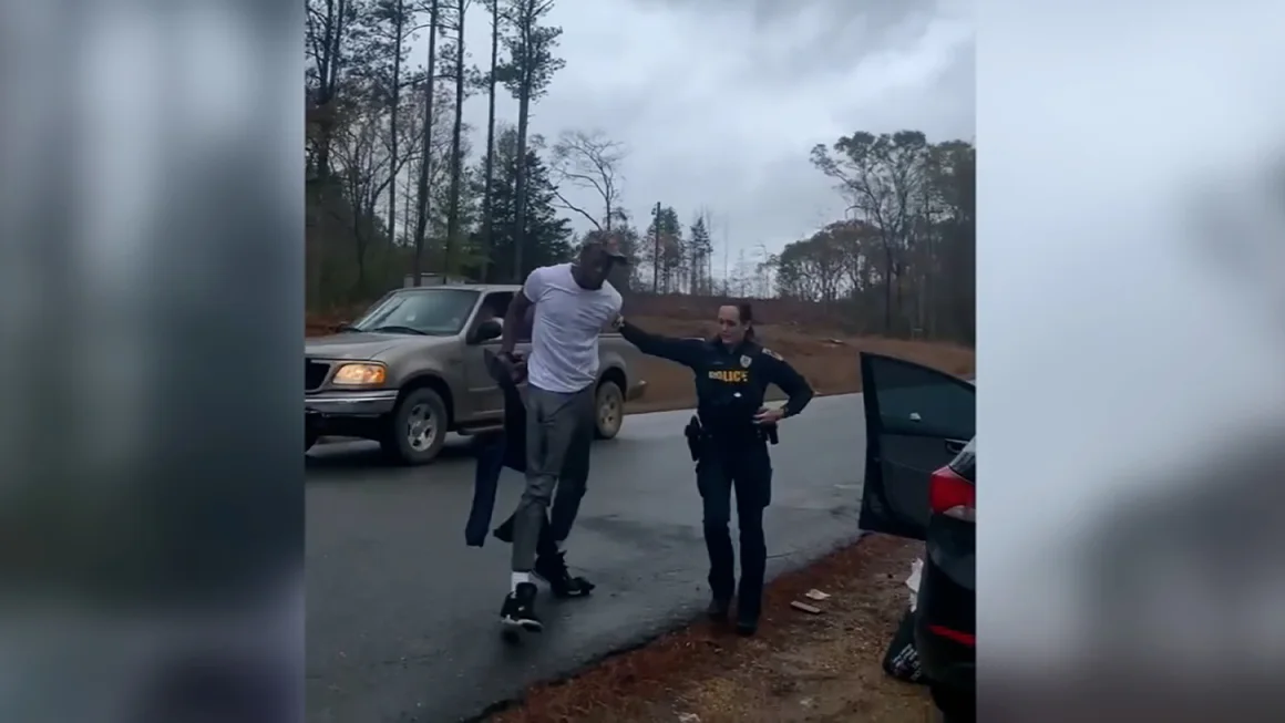 Офицер из Алабамы ушел в отпуск после того, как на видео видно, как она применяет электрошокер к чернокожему мужчине в наручниках